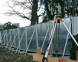 Geschlossener Bauzaun, Sichtschutz aus Blech