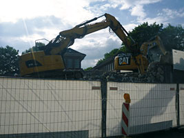 Geschlossener Bauzaun mit weißer Sichtschutz-Plane