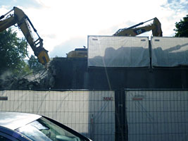 Geschlossener Bauzaun mit weißer Sichtschutz-Plane